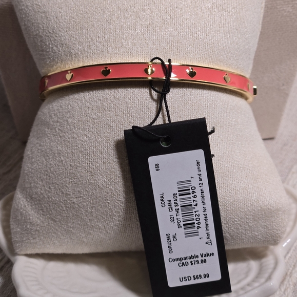 Kate Spade Spot the Spade Coral Goldtone Hinged Bangle Bracelet NWT Retail $69 - Picture 2 of 3